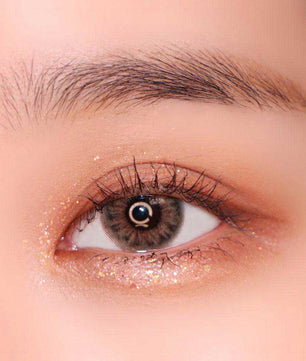 Close-up-Image-of-eye-Iwwinka-Hazel-2pcs-Monthly-Colored-Contacts