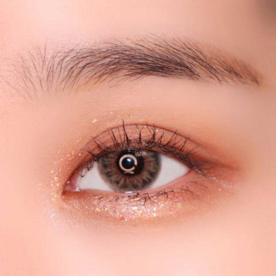 Close-up-Image-of-eye-Iwwinka-Hazel-2pcs-Monthly-Colored-Contacts