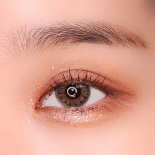 Close-up-Image-of-eye-Iwwinka-Hazel-2pcs-Monthly-Colored-Contacts