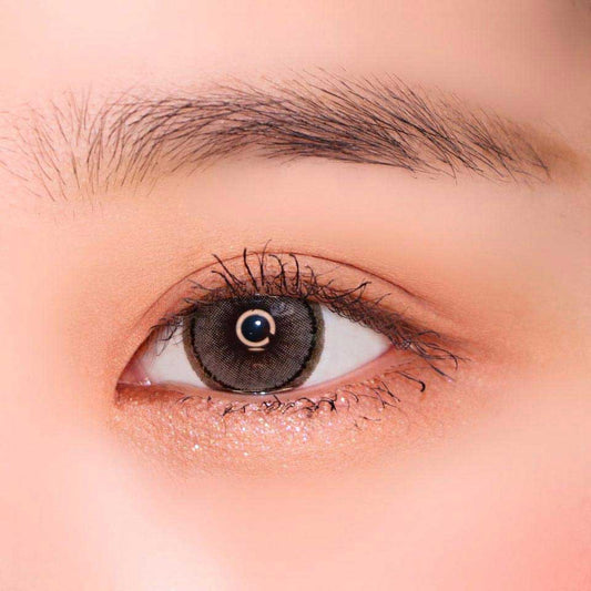 Close-up-Image-of-eye-Sharing-Brown-2pcs-Monthly-Colored-Contacts